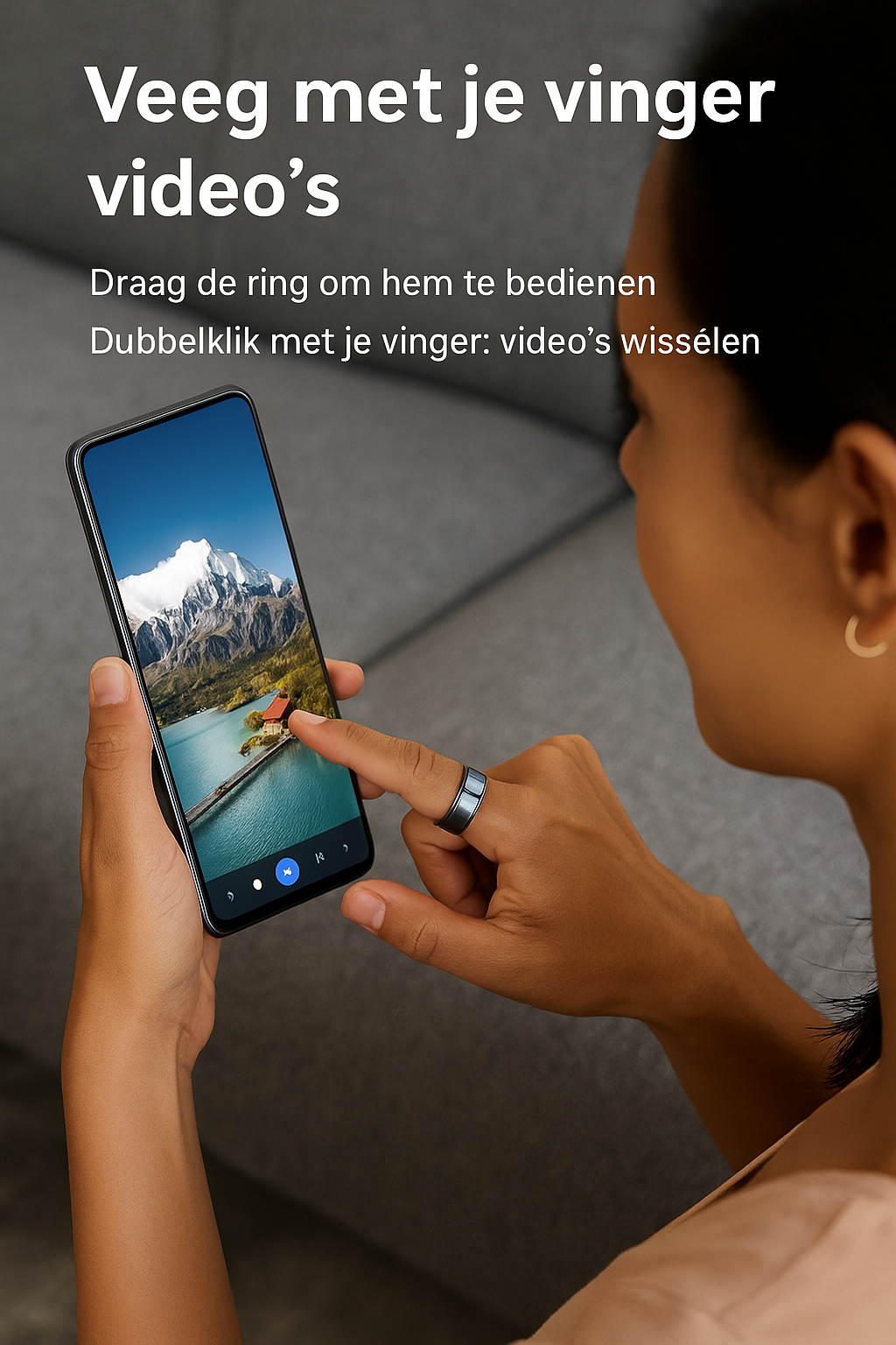 Vrouw bedient smartphone en wisselt video’s met Smart Ring.